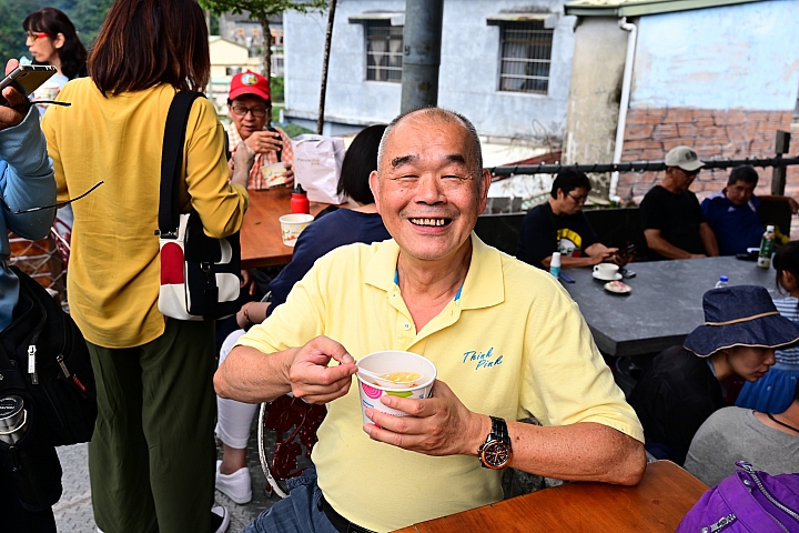 霧台紅蝦花餐廳,及餐後的原民社區導覽。