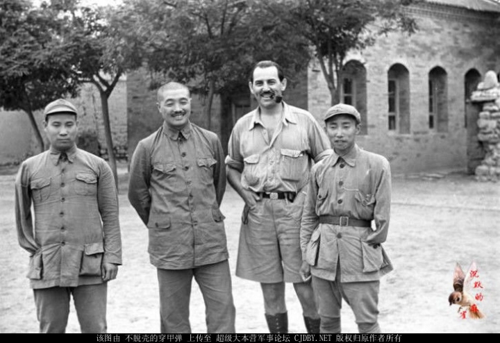 老照片:1937年,陕西省延安八路军总部,一只拥有罕见美式装备的八路军。。。