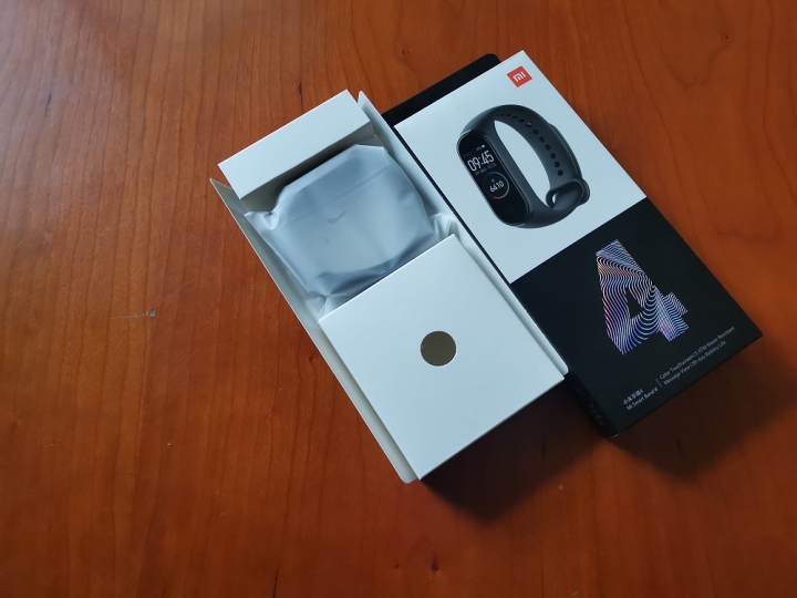小謝不專業開箱 小米手環 4 簡單開箱趣