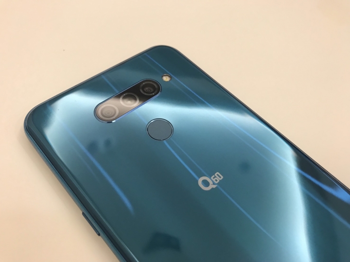 三鏡頭的長輩機-LG Q60開箱