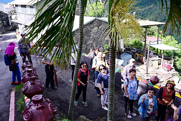 霧台紅蝦花餐廳,及餐後的原民社區導覽。