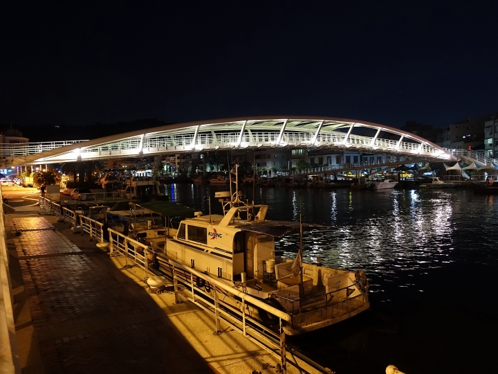 高雄市 鼓山區 一號船渠景觀橋 — 美麗的夜景攝影地點
