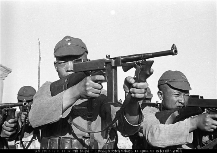 老照片:1937年,陕西省延安八路军总部,一只拥有罕见美式装备的八路军。。。