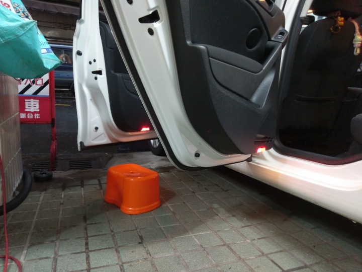 6代底盤第一次拆解+開通門板燈+倒車雷達更換