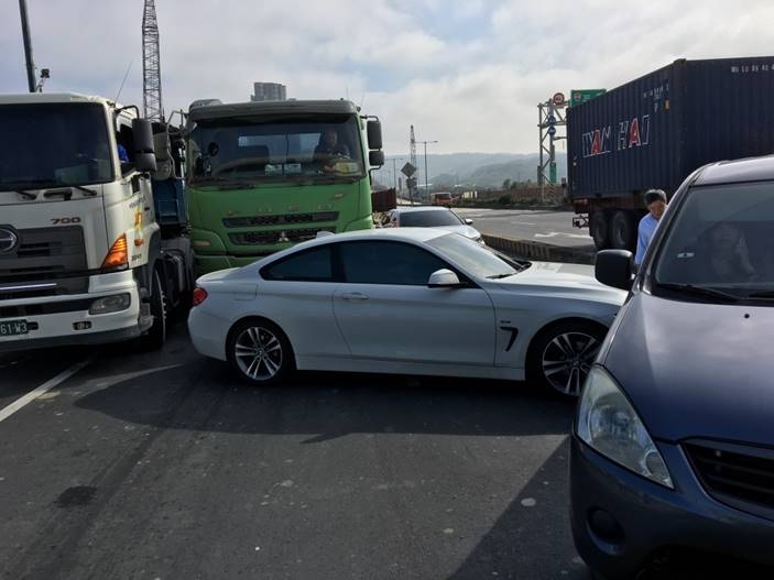 求助!兩車分別行駛於快慢車道同向右轉車禍肇事鑑定疑義