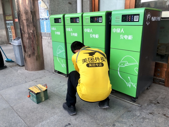 中國這些看起來很像Gogoro的換電站,是專門用來給外賣、外送小哥服務的熱門生意