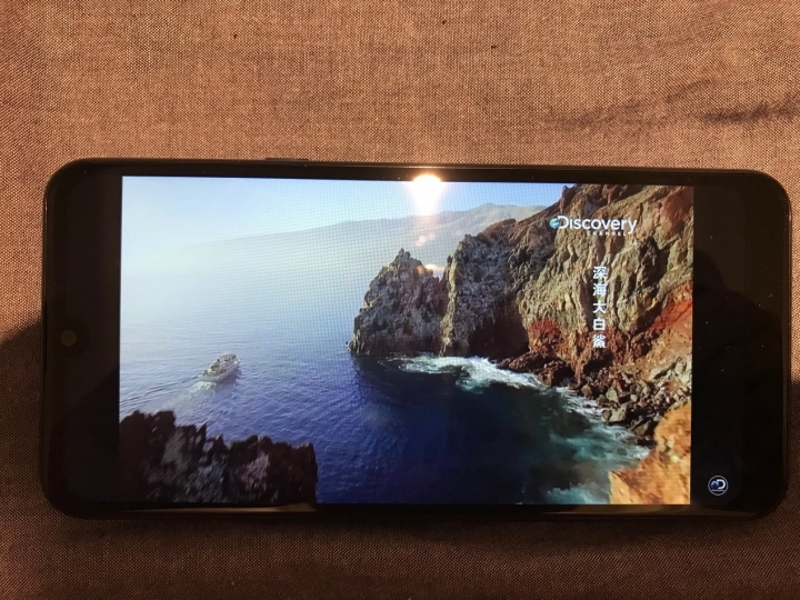 三鏡頭的長輩機-LG Q60開箱