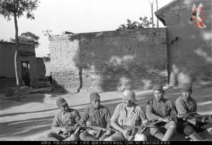 老照片:1937年,陕西省延安八路军总部,一只拥有罕见美式装备的八路军。。。