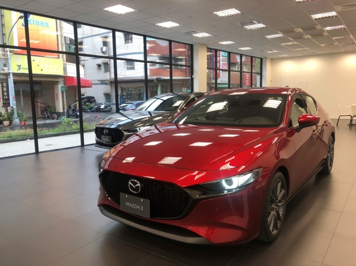 人生第一台車4代Mazda 3(4D頂級鋼鐵灰開箱)