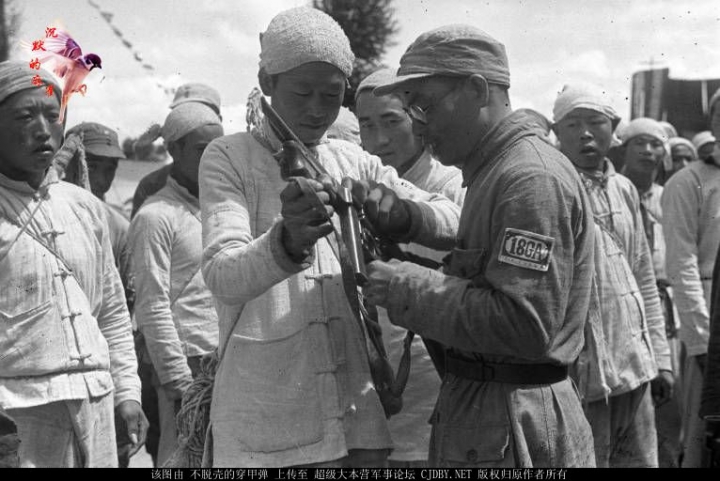 老照片:1937年,陕西省延安八路军总部,一只拥有罕见美式装备的八路军。。。