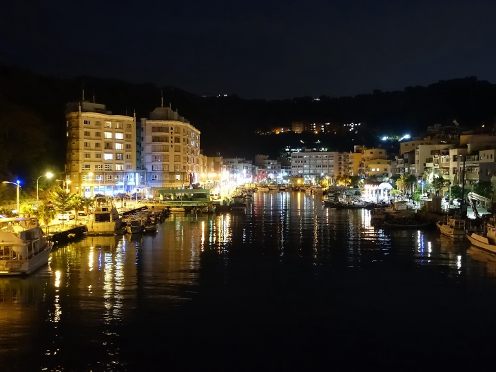 高雄市 鼓山區 一號船渠景觀橋 — 美麗的夜景攝影地點