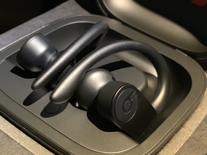 Beats POWERBEATS PRO 簡易開箱