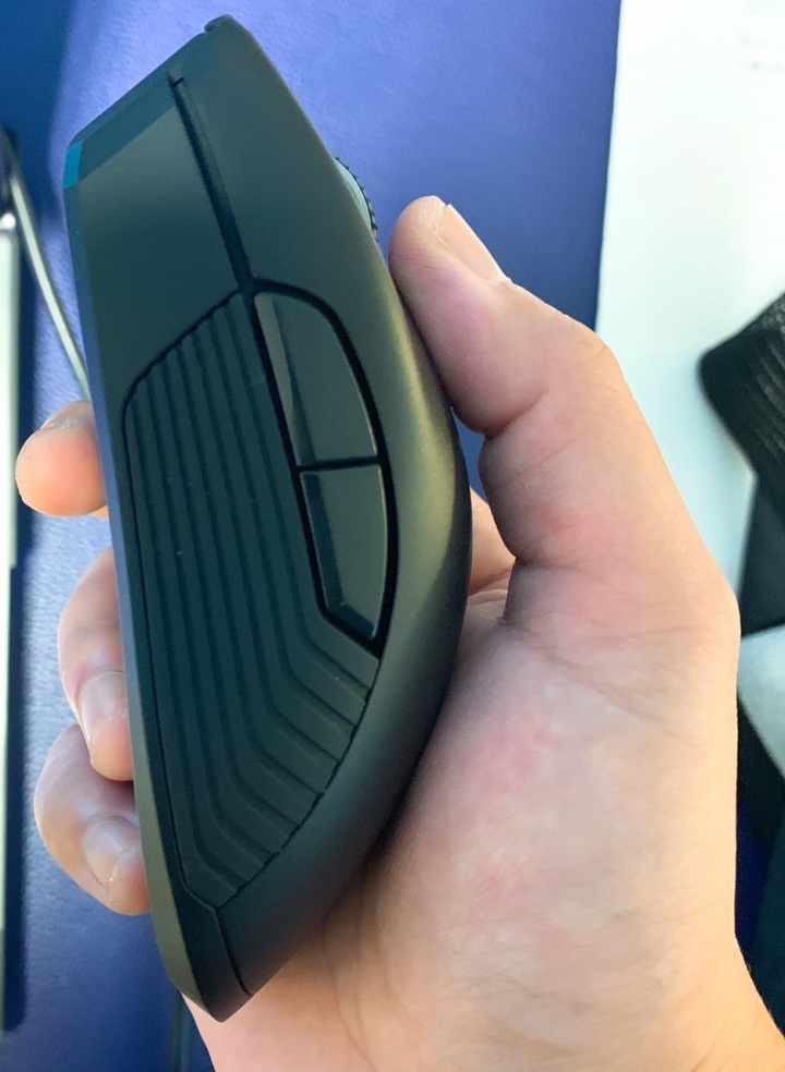 Razer 曼巴 Mamba 無線電競滑鼠開箱 !