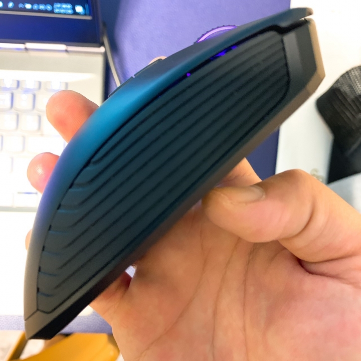 Razer 曼巴 Mamba 無線電競滑鼠開箱 !