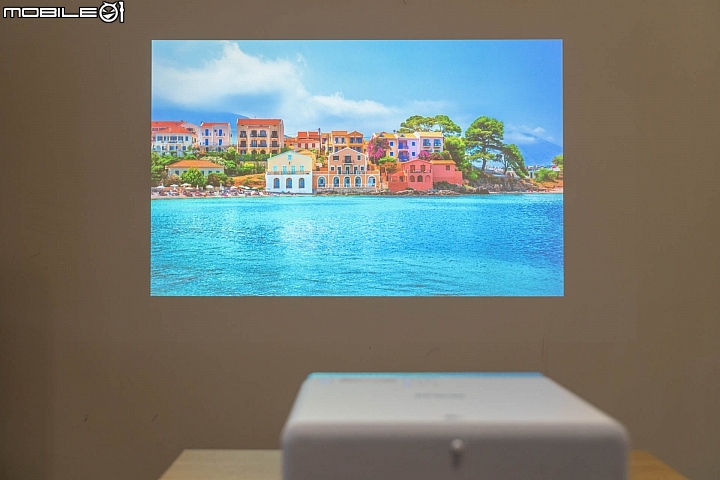 Epson EF-100自由視移動光屏 和電視互補的好搭檔