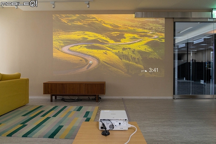 Epson EF-100自由視移動光屏 和電視互補的好搭檔