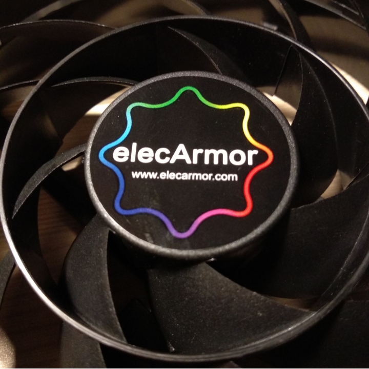 【開箱】elecArmor幻彩RGB風扇