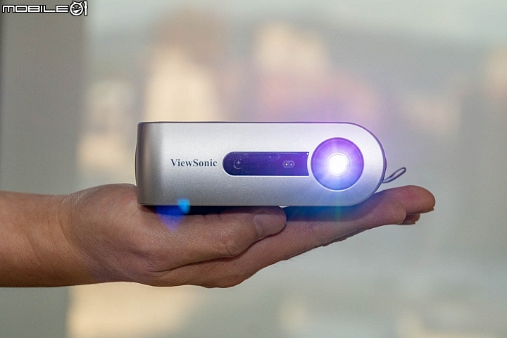 ViewSonic M1+ 無線微型投影機 釋放角度隨地展開個人小劇場