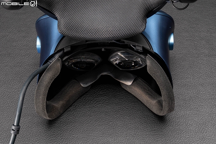 HTC Vive Cosmos 虛擬實境頭戴顯示器 兼顧自由度與擴充性的後起之秀