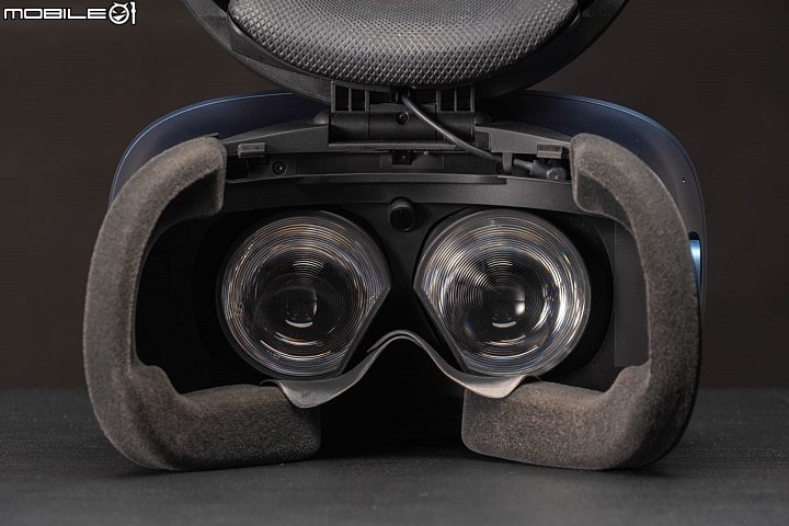 HTC Vive Cosmos 虛擬實境頭戴顯示器 兼顧自由度與擴充性的後起之秀
