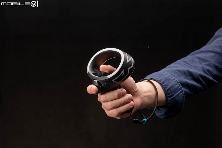 HTC Vive Cosmos 虛擬實境頭戴顯示器 兼顧自由度與擴充性的後起之秀