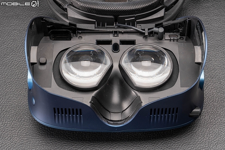 HTC Vive Cosmos 虛擬實境頭戴顯示器 兼顧自由度與擴充性的後起之秀