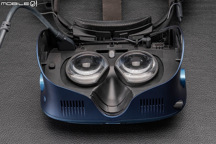 HTC Vive Cosmos 虛擬實境頭戴顯示器 兼顧自由度與擴充性的後起之秀