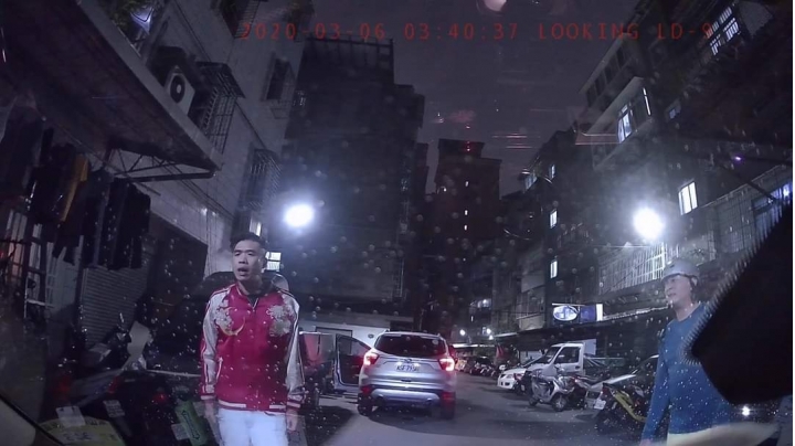 違停擋路,按喇叭,被對方噴辣椒水