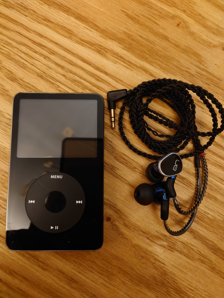 請問大家的sony xperia 1 mark ii耳機孔都....