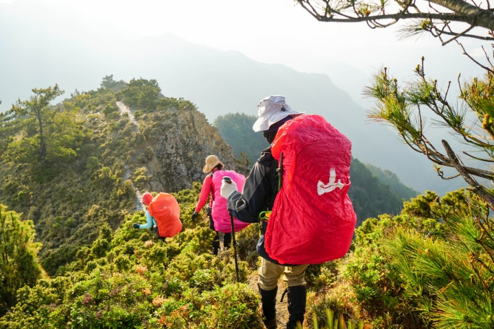 千山有名雖無窮 行過新康方為岳 - 我們與天空的距離