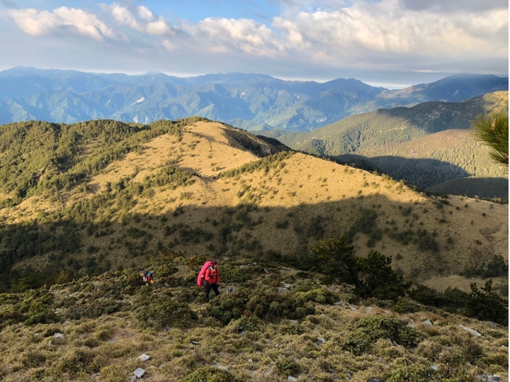 千山有名雖無窮 行過新康方為岳 - 我們與天空的距離