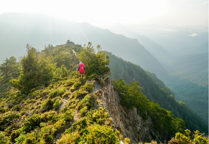 千山有名雖無窮 行過新康方為岳 - 我們與天空的距離