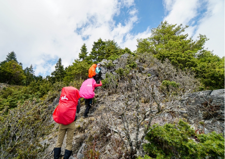 千山有名雖無窮 行過新康方為岳 - 我們與天空的距離