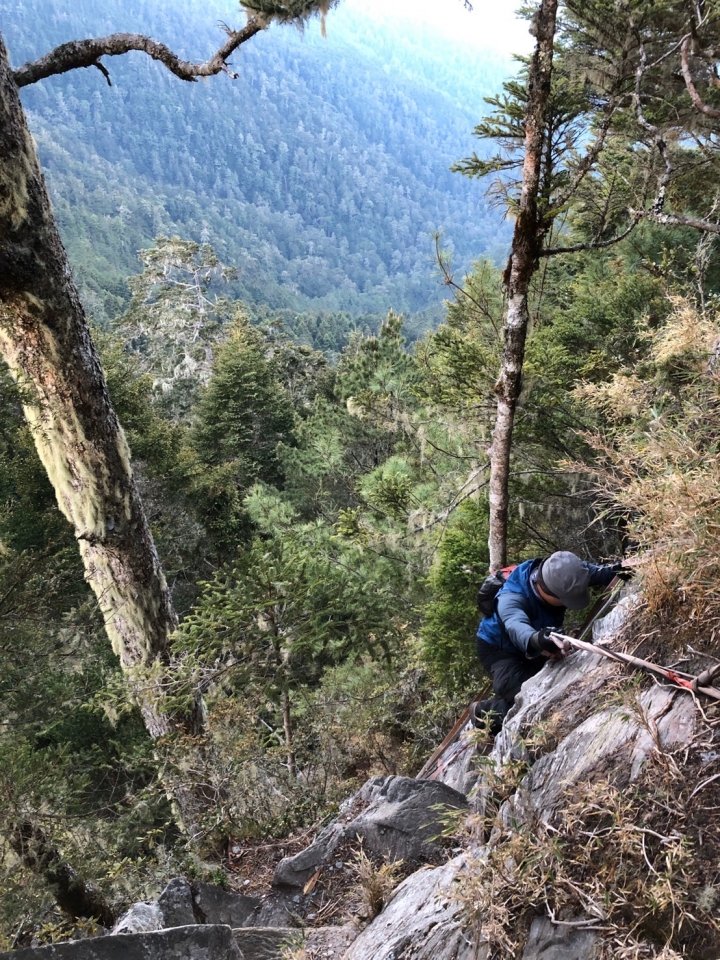 千山有名雖無窮 行過新康方為岳 - 我們與天空的距離