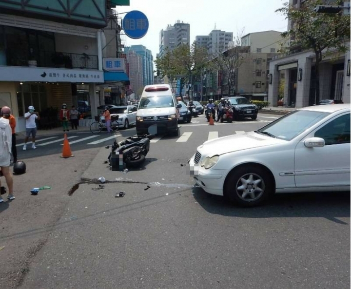 賓士車女駕駛一轉彎 騎機車大學生相撞不治