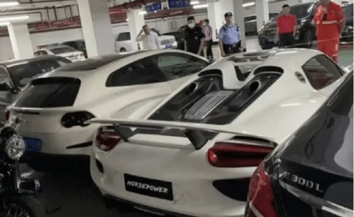 918 Spyder在上海某豪宅地下室遭撞,維修費可能達上千萬!