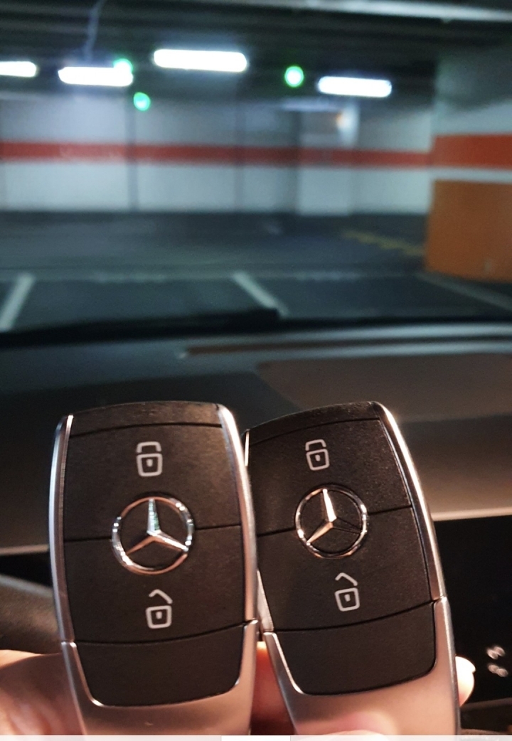 被賓士自動反鎖在車外全紀錄