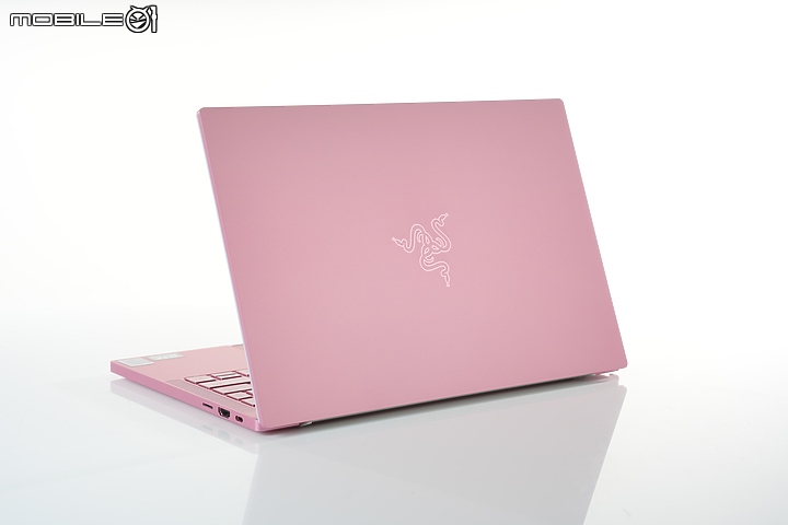 Razer Book Quartz 粉紅新色報到 USB-C 氮化鎵充電器同場實測