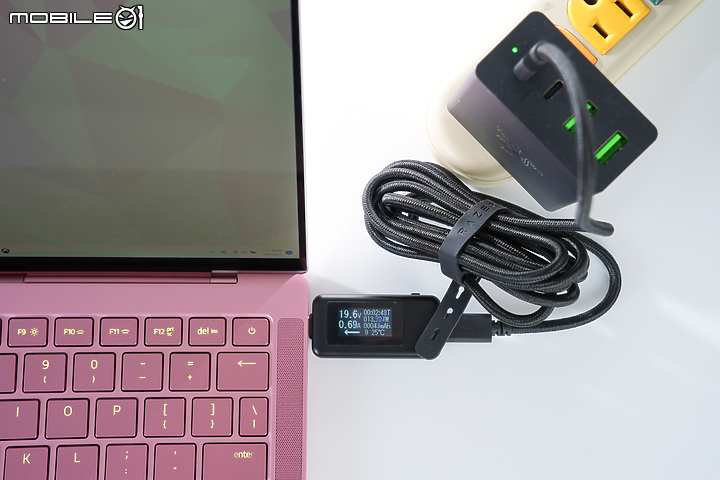 Razer Book Quartz 粉紅新色報到 USB-C 氮化鎵充電器同場實測