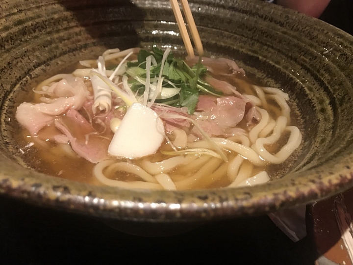 【新宿】直徑超過20公分!歌舞伎町內的排隊創意烏龍麵名店
