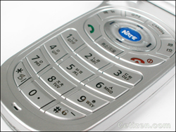 【LG】新款手機真夠勁 聽音響看電視：PG-1200