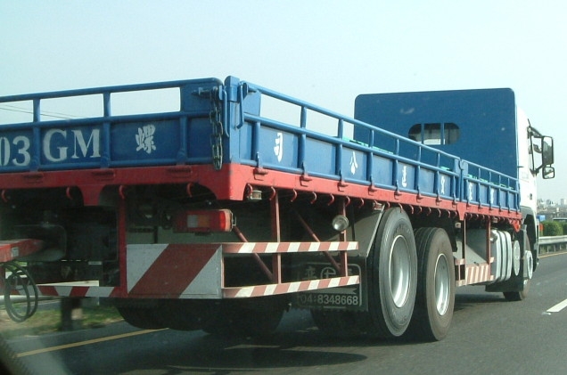 奇怪的大車車...翹後輪唷...