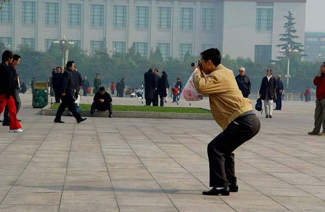 中國人拍照的姿勢!!看看您拍照時是否也擺相同的姿勢呢??