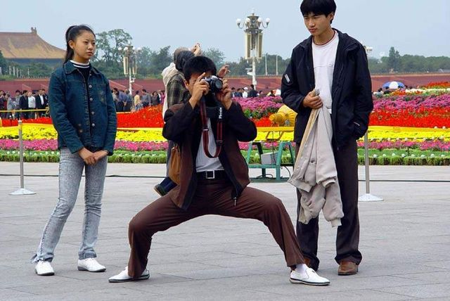 中國人拍照的姿勢!!看看您拍照時是否也擺相同的姿勢呢??