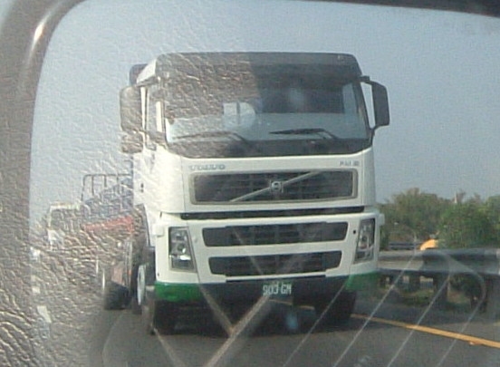 奇怪的大車車...翹後輪唷...