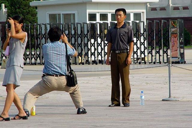 中國人拍照的姿勢!!看看您拍照時是否也擺相同的姿勢呢??