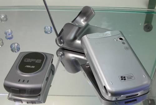 轉貼  Cebit 2004 展出的華碩 A730 和 A8100...............