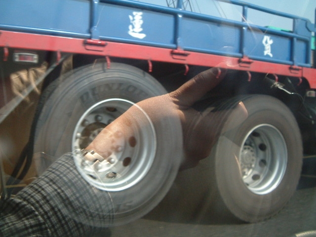 奇怪的大車車...翹後輪唷...
