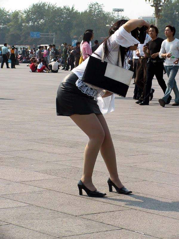 中國人拍照的姿勢!!看看您拍照時是否也擺相同的姿勢呢??
