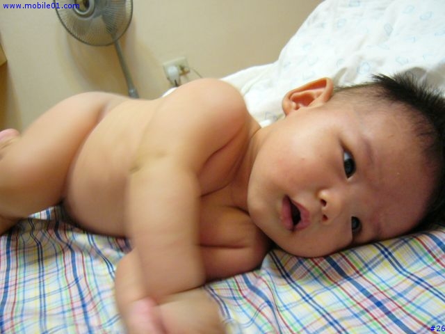口古月~年紀這麼小就有乳溝...而且沒穿衣服...